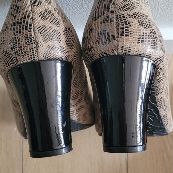 AK Anne Klein heels.  size 8.5, beige/black animal print. - Picture 3 of 5